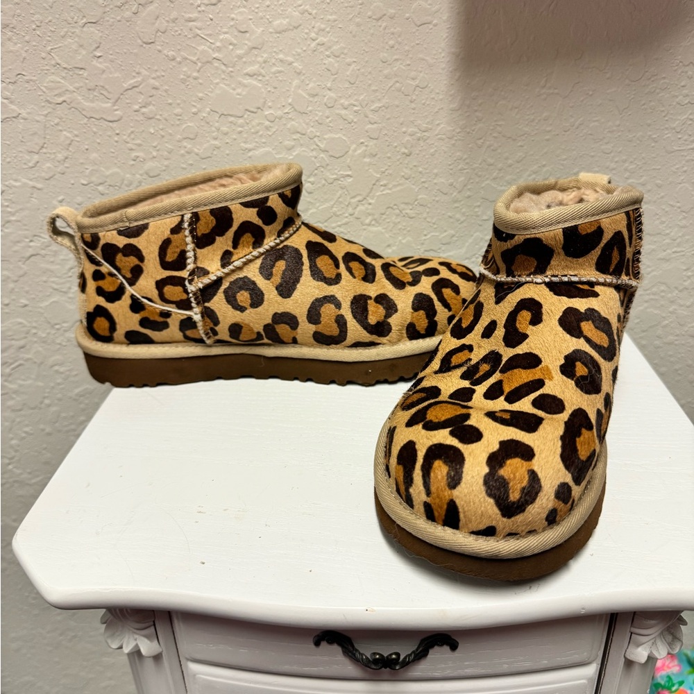 EUC UGG ULTRA-MINI SPOTTY
